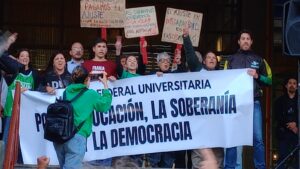Teresa Parodi acompañó la Marcha Federal Universitaria en San Luis