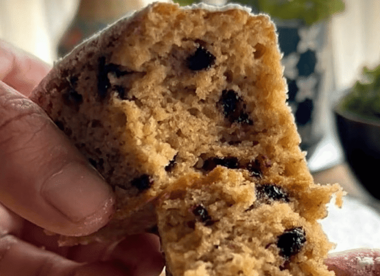 Sin balanza ni medidores: la torta de banana perfecta para el mate de la tarde