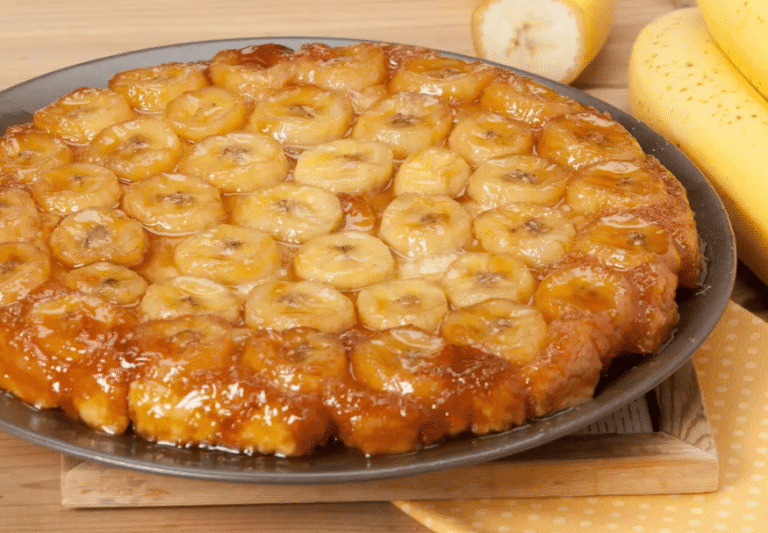 Torta invertida de bananas acarameladas, con el secreto para desmoldarla siempre bien