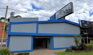 Una trabajadora sexual denunció que un cliente quiso robarle en un hotel, el hombre intentó escapar, saltó al vacío y murió