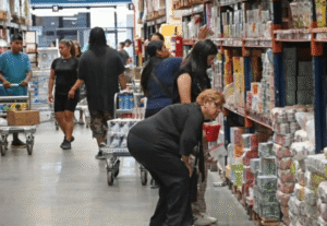 Las ventas en supermercados y mayoristas no repuntan: cayeron más del 3% interanual en agosto