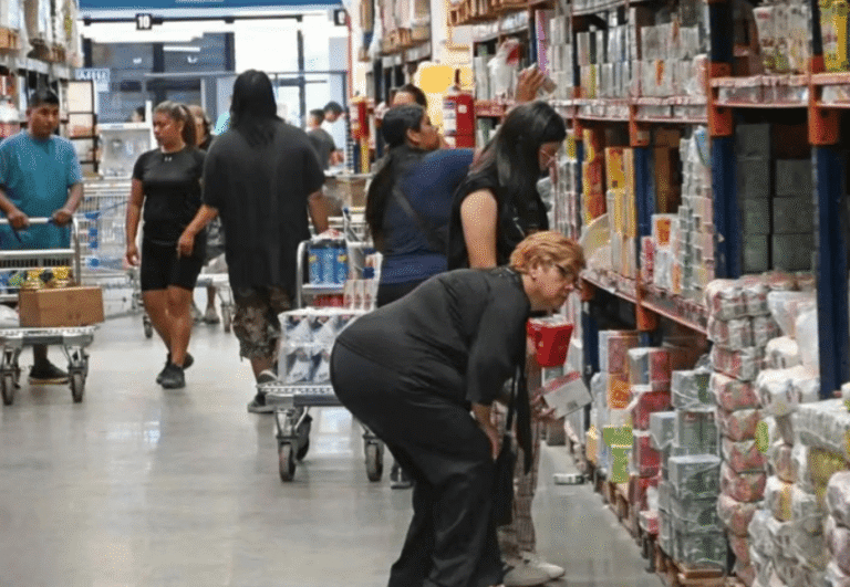Las ventas en supermercados y mayoristas no repuntan: cayeron más del 3% interanual en agosto