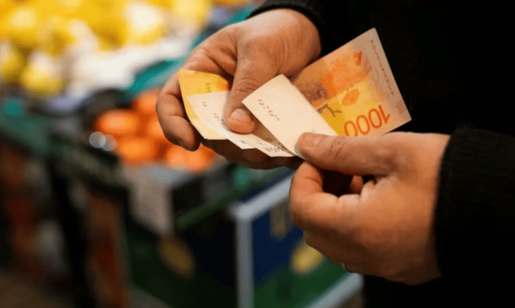 El consumo sigue en rojo: las ventas minoristas y el crédito caen pese a mejoras en sectores puntuales